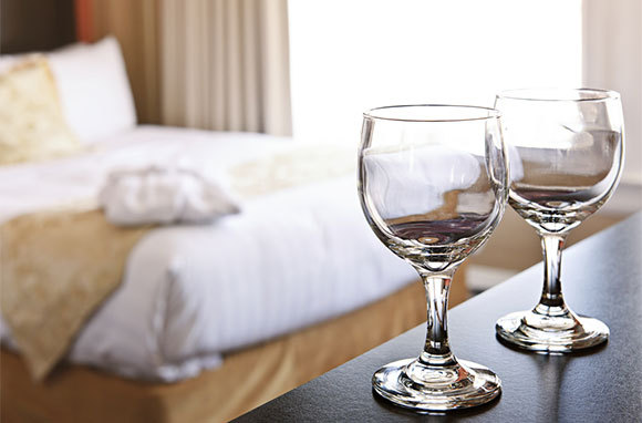 Hotel Glasses get Chain in Hot Water